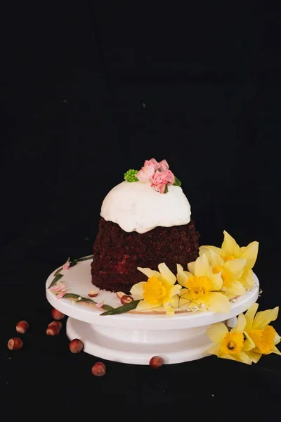 Easter Cake Decorated White Icing Flowers Black Background Yellow Narcissus — Stock Photo, Image