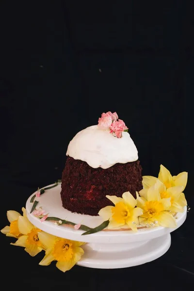 Easter Cake Decorated White Icing Flowers Black Background Yellow Narcissus — Stock Photo, Image