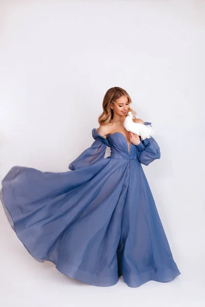 Joyeux Jeune Femme Dans Une Robe Bouffie Bleue Tient Symbole — Photo