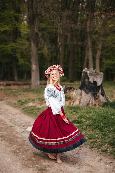 Українська Жінка Традиційній Українській Вишитій Сукні Вінок Голові Танцює Лісі — стокове фото