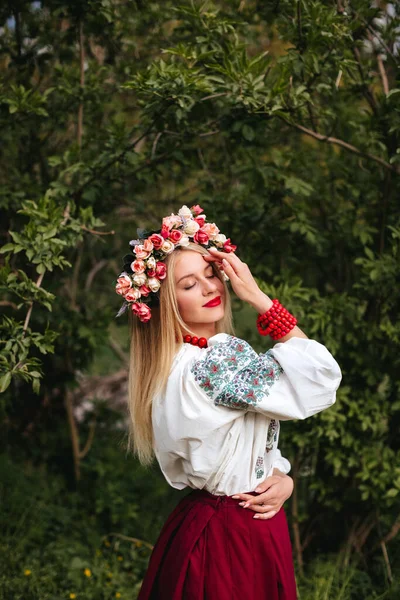 Українська Жінка Традиційній Українській Сукні Квітами Голові Постає Закритими Очима — стокове фото
