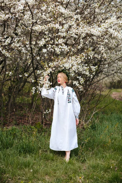 Ukrainka Białej Haftowanej Koszuli Wieńcem Głowie Kwitnącym Ogrodzie Wiosną Portret — Zdjęcie stockowe