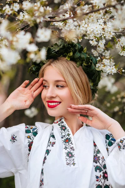 Ukrainian Woman White Embroidered Shirt Wreath Her Head Blooming Garden — Foto Stock