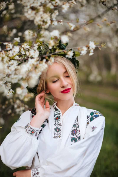 Ukrainian Woman White Embroidered Shirt Wreath Her Head Blooming Garden — Foto Stock