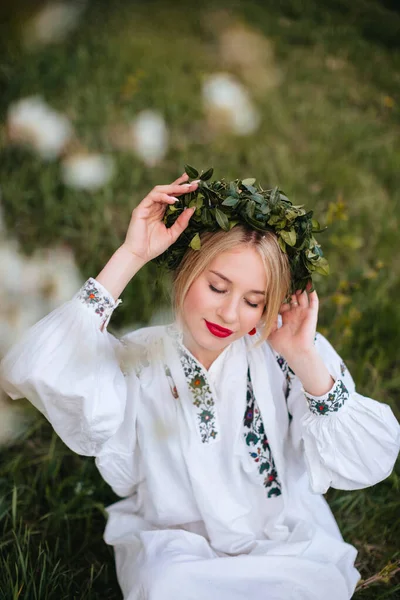 Ukrajinská Žena Bílé Vyšívané Košili Věncem Hlavě Kvetoucí Zahradě Jaře — Stock fotografie