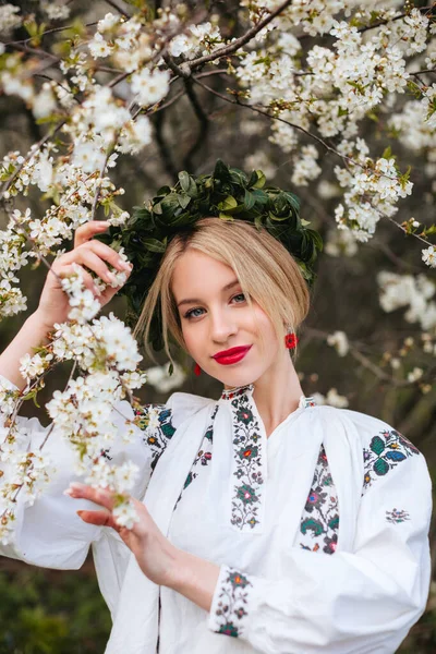 Ukrainian Woman White Embroidered Shirt Wreath Her Head Blooming Garden — Stock Fotó