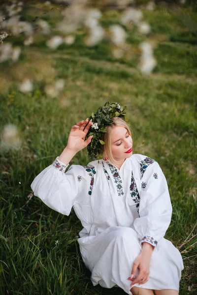 Egy Ukrán Fehér Hímzett Ingben Koszorúval Fején Egy Virágzó Kertben — Stock Fotó