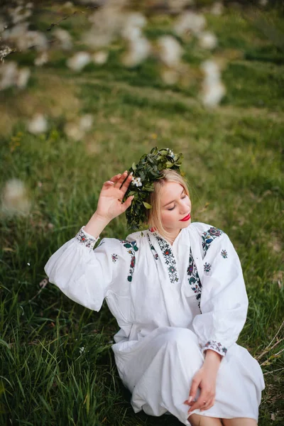 Ukrainian Woman White Embroidered Shirt Wreath Her Head Blooming Garden — Stock fotografie