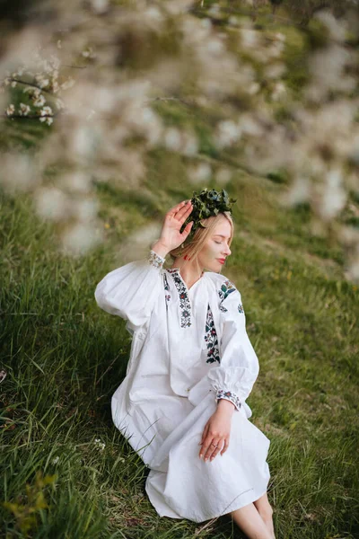 Українська Жінка Білій Вишитій Сорочці Вінком Голові Квітучому Саду Навесні — стокове фото
