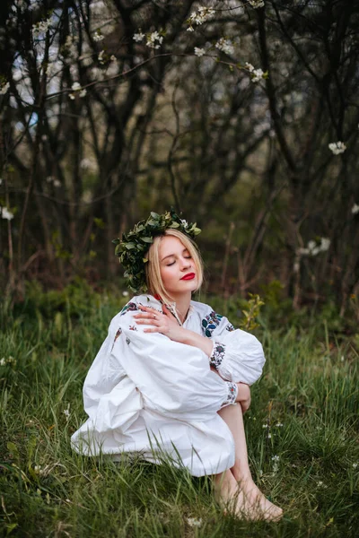 Українська Жінка Білій Вишитій Сорочці Вінком Голові Квітучому Саду Навесні — стокове фото