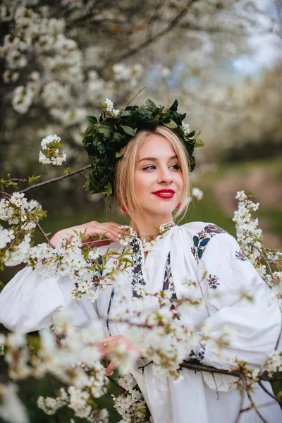 Ukrainian Woman White Embroidered Shirt Wreath Her Head Blooming Garden — Stock Photo, Image