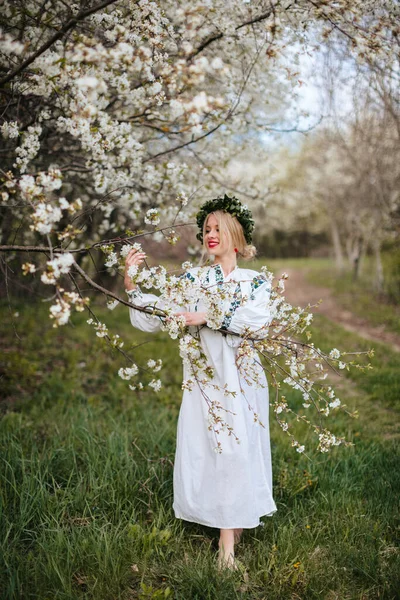 Ukrajinská Žena Bílé Vyšívané Košili Věncem Hlavě Kvetoucí Zahradě Jaře — Stock fotografie
