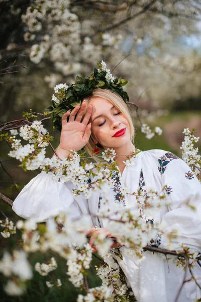 Ukrajinská Žena Bílé Vyšívané Košili Věncem Hlavě Kvetoucí Zahradě Jaře — Stock fotografie