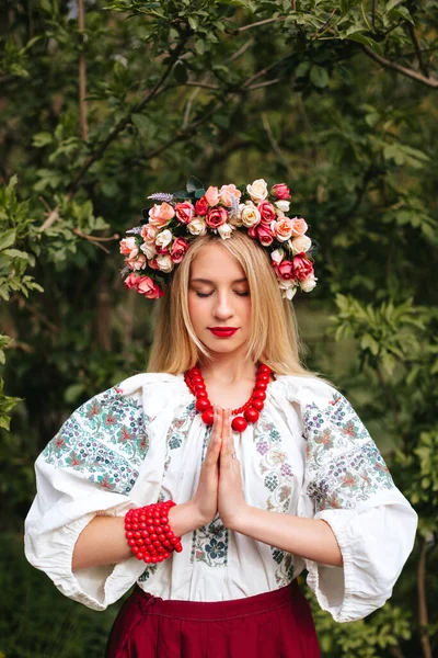 Ukrainian Woman Traditional Embroidered Ukrainian Dress Wreath Flowers Her Head — Fotografia de Stock