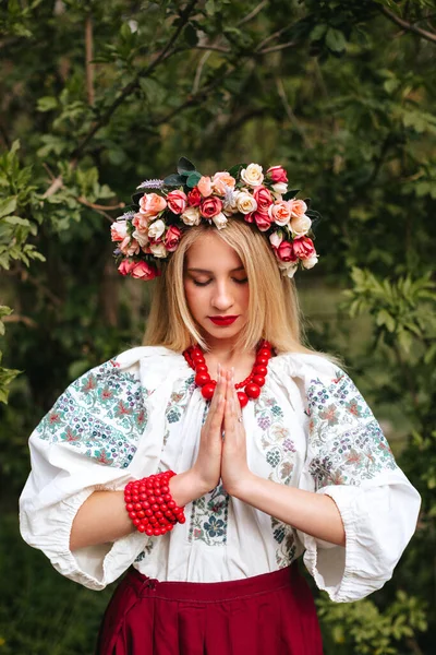 Una Donna Ucraina Abito Tradizionale Ucraino Ricamato Con Una Corona — Foto Stock