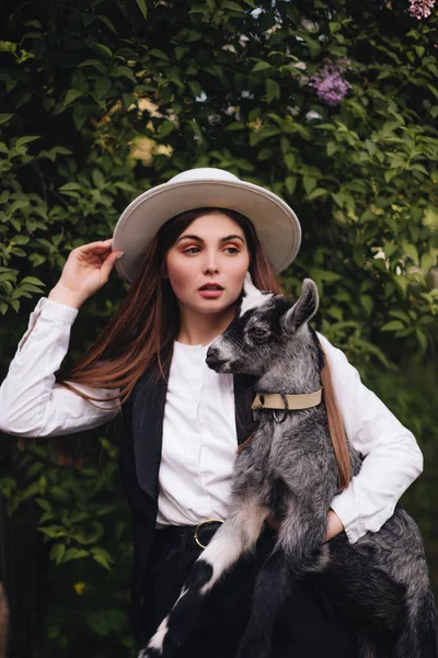 Uma Linda Menina Elegante Uma Blusa Branca Com Colete Preto — Fotografia de Stock