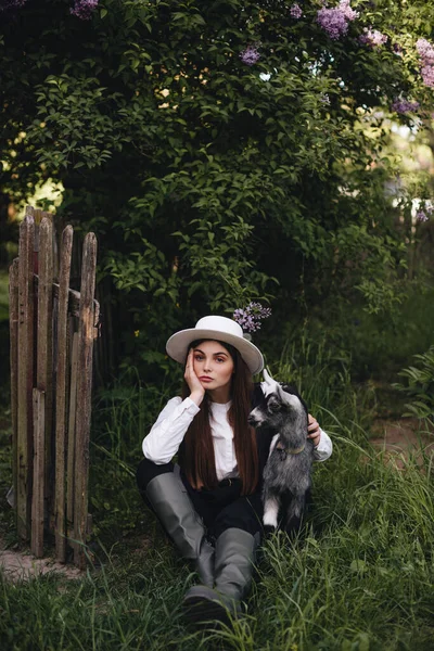 Beyaz Bluzlu Siyah Yelekli Beyaz Şapkalı Güzel Bir Kız Köyde — Stok fotoğraf
