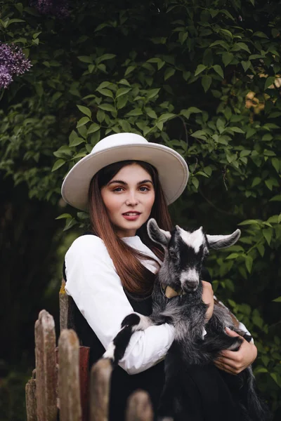 Šťastná Farmářka Obejme Malou Černobílou Kozu Život Venkově — Stock fotografie