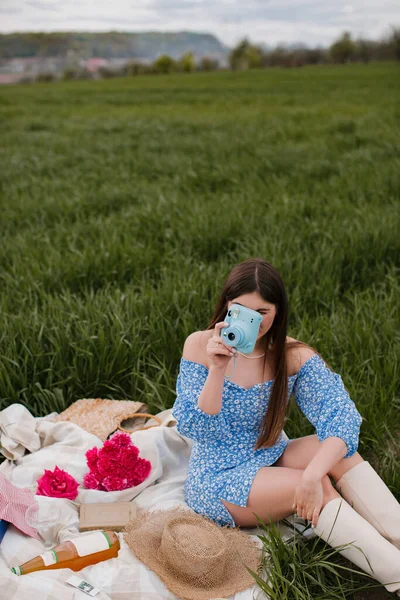 Красива Дівчина Довгим Волоссям Блакитній Сукні Фотографується Пікніку Природі — стокове фото