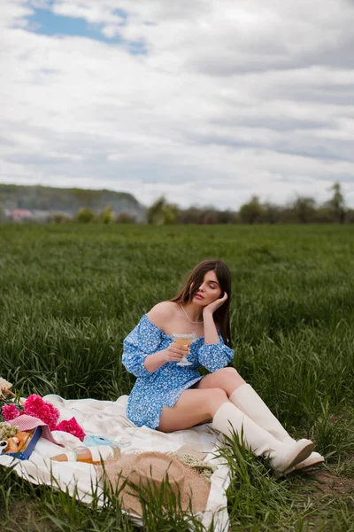 Piękna Młoda Kobieta Niebieskiej Sukience Makijażem Różowymi Kwiatami Pije Wino — Zdjęcie stockowe