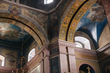 Kilisedeki tavan ve duvarlar boyalı dini sahnelerle dolu. Kilisede büyük bir kemer, dini temalı çizimler var..