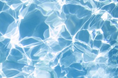 Havuzdaki mavi suyun arka planı. Mavi su yüzey dokusu güneş ışığıyla yansıtılıyor. Suyun dokusu..