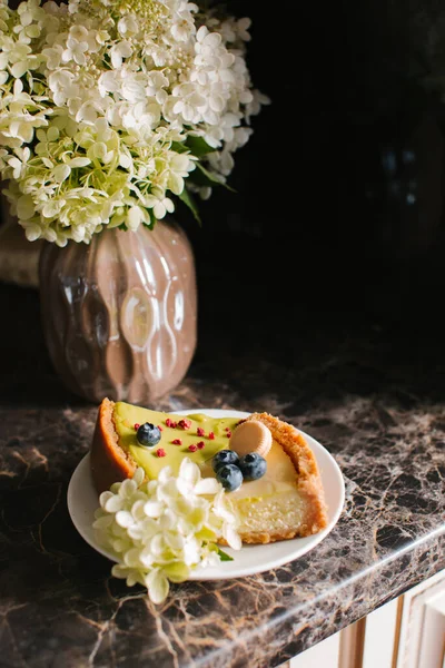 Piece Cheesecake Pistachio Milk Cream Kitchen Table Vase Flowers — Stockfoto