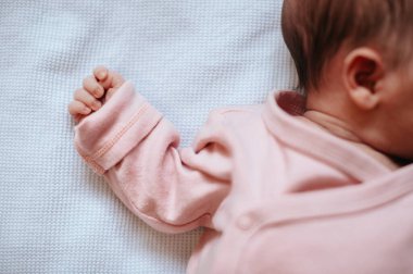 Bebeğin eli beyaz arka planda bir yumruğa sıkıştı. Bebek konsepti. 