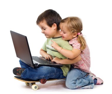 laptop oynayan çocuklar