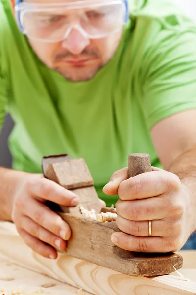 Hombre trabajando con carpintero — Foto de Stock