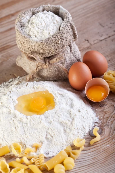 Fazendo macarrão a maneira tradicional — Fotografia de Stock