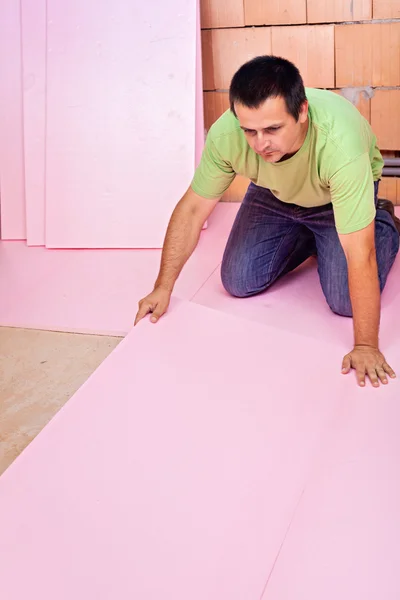 Legdatum vloer isolatie in een nieuw huis — Stockfoto