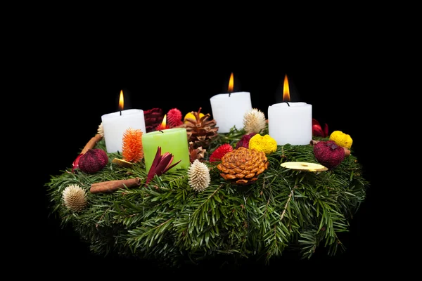 Adventskranz isoliert auf schwarz — Stockfoto