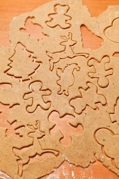Masa de galletas de jengibre con formas temáticas de Navidad — Foto de Stock