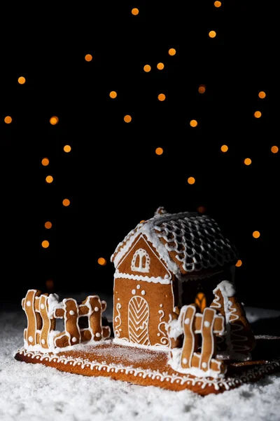 Casa di pan di zenzero sotto cielo stellato — Foto Stock