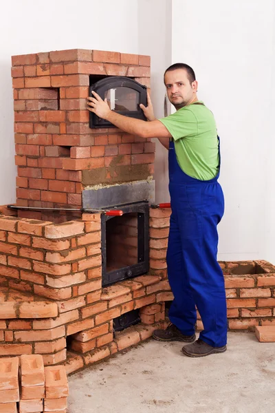 Werknemer bouwen een kachel metselwerk — Stockfoto