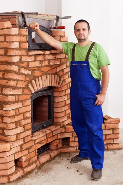 Trabajador construyendo un calentador de mampostería — Foto de Stock