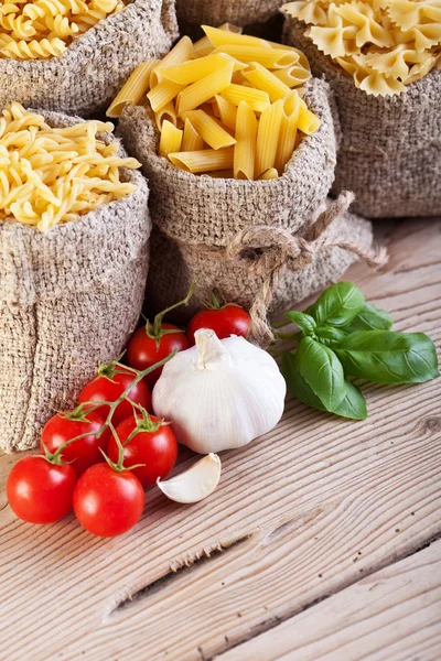 Těstoviny a kuchyňské přísady — Stock fotografie
