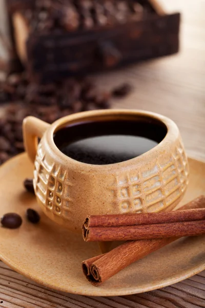 杯咖啡，咖啡豆和肉桂酒吧 — 图库照片