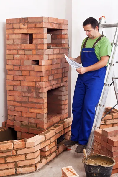 작업자 건물 벽돌 히터 — 스톡 사진