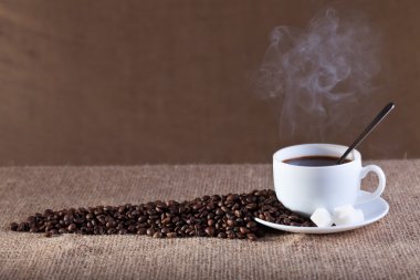 fincan taze ve sıcak kahve dumanı tüten