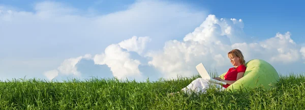 Panorama de primavera com mulher sentada ao ar livre — Fotografia de Stock