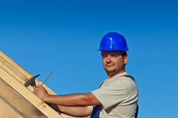 Orgulhoso trabalhador da construção civil no telhado — Fotografia de Stock