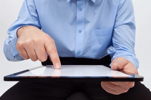 Hombre trabajando en la tableta - primer plano en el dispositivo y las manos — Foto de Stock