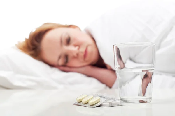 Frau bekämpft Krankheit mit Tabletten und Ruhe — Stockfoto