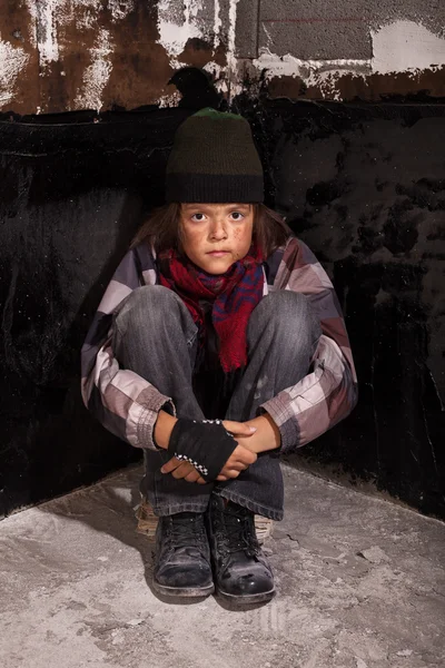 Pobre criança mendigo sentada na rua — Fotografia de Stock