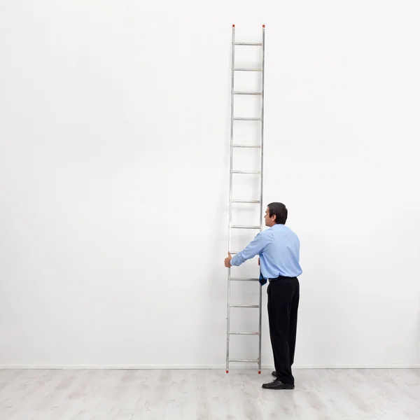 La escalera corporativa - hombre de negocios al inicio del transportista — Foto de Stock