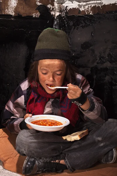 Chudák dítě jíst potraviny, charita — Stock fotografie