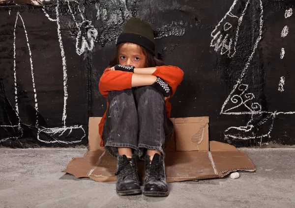 ストリート コンセプト上の孤児の子供 — ストック写真