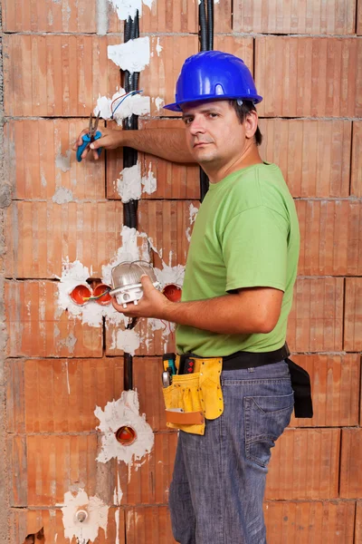 Elettricista che lavora all'interno di un nuovo edificio — Foto Stock